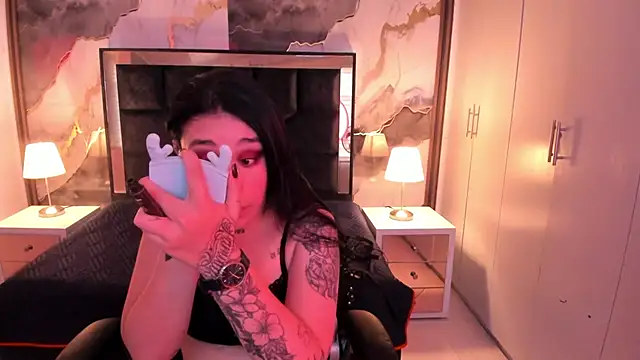 SusanVilla online show from 11/18/25, 07:40