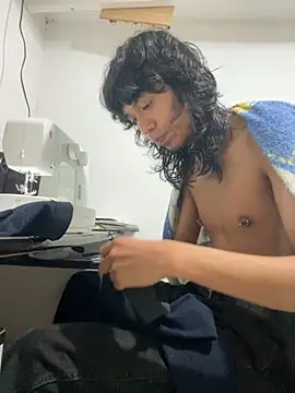 Snapshot of MadamLeRouge chatting on 10/25/25, 10:26 MadamLeRouge online show from 10/25/25, 10:26