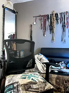 Snapshot of MadamLeRouge chatting on 12/04/25, 02:15 MadamLeRouge online show from 12/04/25, 02:15