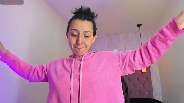 Iris  77 online show from 11/08/25, 07:23