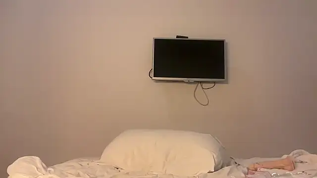 Snapshot of realrockybee1 chatting on 11/08/25, 12:00 realrockybee1 online show from 11/08/25, 12:00