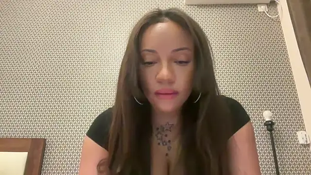 Snapshot of realrockybee1 chatting on 11/14/25, 11:02 realrockybee1 online show from 11/14/25, 11:02