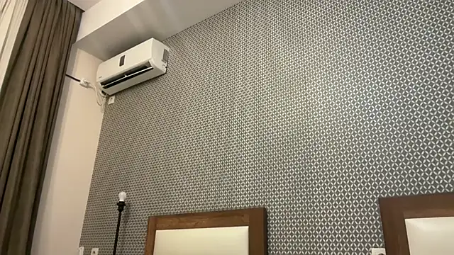 Snapshot of realrockybee1 chatting on 11/20/25, 10:53 realrockybee1 online show from 11/20/25, 10:53