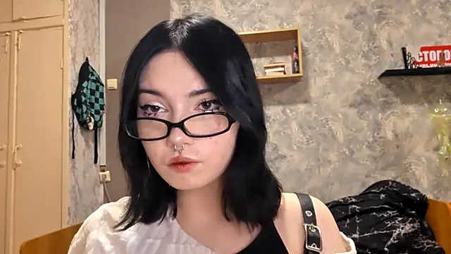 Snapshot of Beeping_Creature chatting on 12/18/25, 03:29 Beeping Creature online show from 12/18/25, 03:29