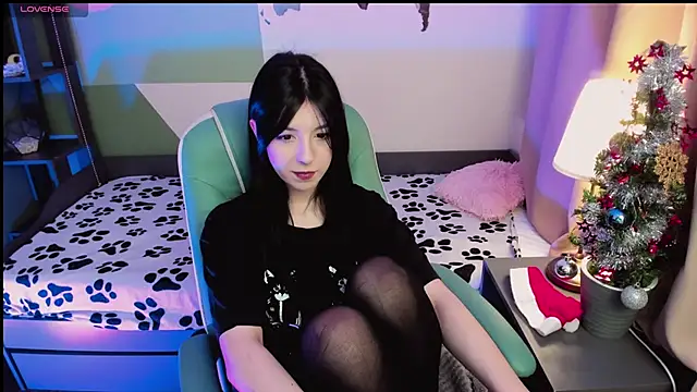 Snapshot of Azaliya_Haze chatting on 12/14/25, 05:24 Azaliya Haze online show from 12/14/25, 05:24