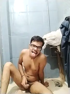 Snapshot of sexybobby13 chatting on 10/17/25, 10:29 sexybobby13 online show from 10/17/25, 10:29