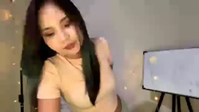 Snapshot of CarollFalick chatting on 12/14/25, 12:32 CarollFalick online show from 12/14/25, 12:32