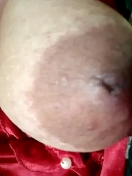 Snapshot of Hotmommax chatting on 10/29/25, 05:47 Hotmommax online show from 10/29/25, 05:47