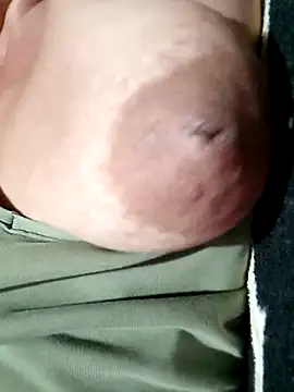 Snapshot of Hotmommax chatting on 11/02/25, 06:21 Hotmommax online show from 11/02/25, 06:21