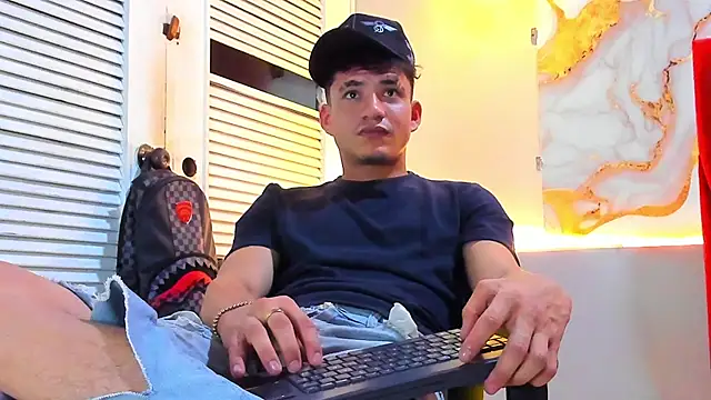 Snapshot of daniscot chatting on 11/28/25, 04:04 daniscot online show from 11/28/25, 04:04