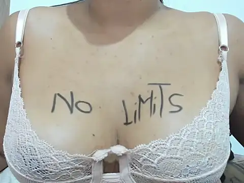 Snapshot of Valentinahot7 chatting on 10/15/25, 03:23 Valentinahot7 online show from 10/15/25, 03:23