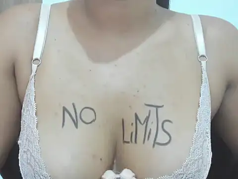 Snapshot of Valentinahot7 chatting on 10/22/25, 03:12 Valentinahot7 online show from 10/22/25, 03:12