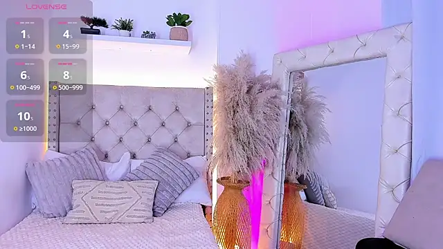 mia juicy  online show from 10/28/25, 01:09