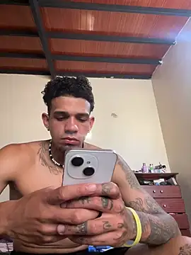 Snapshot of Valentino-elTuyo chatting on 02/02/26, 03:00 Valentino-elTuyo online show from 02/02/26, 03:00