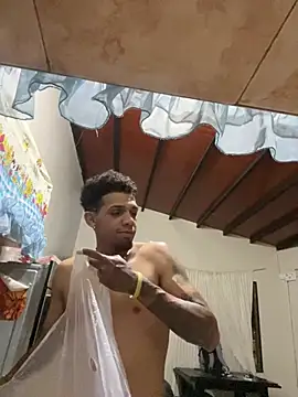 Snapshot of Valentino-elTuyo chatting on 02/22/26, 03:40 Valentino-elTuyo online show from 02/22/26, 03:40