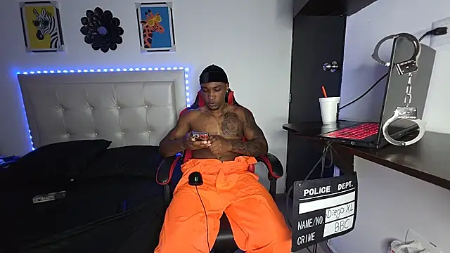 Snapshot of DiegoXL111 chatting on 10/04/25, 04:32 DiegoXL111 online show from 10/04/25, 04:32