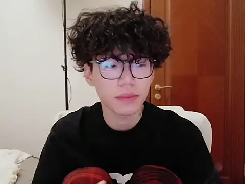 Snapshot of hangzi-0011 chatting on 09/28/25, 10:53 hangzi-0011 online show from 09/28/25, 10:53