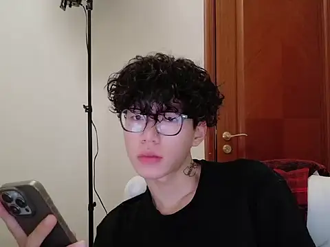 Snapshot of hangzi-0011 chatting on 09/29/25, 10:20 hangzi-0011 online show from 09/29/25, 10:20