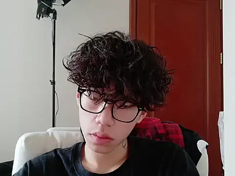 Snapshot of hangzi-0011 chatting on 09/30/25, 07:35 hangzi-0011 online show from 09/30/25, 07:35