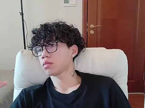 Snapshot of hangzi-0011 chatting on 10/01/25, 10:21 hangzi-0011 online show from 10/01/25, 10:21