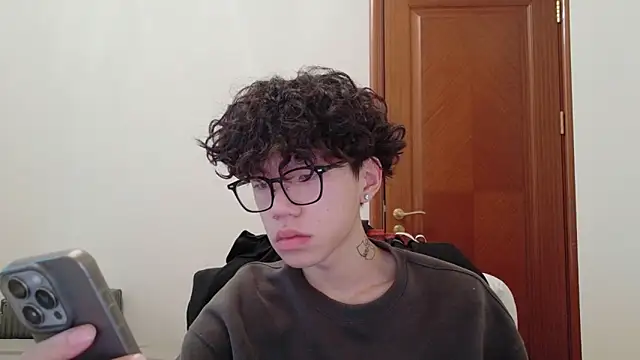 Snapshot of hangzi-0011 chatting on 10/04/25, 10:24 hangzi-0011 online show from 10/04/25, 10:24