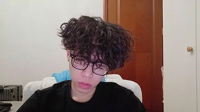 Snapshot of hangzi-0011 chatting on 10/10/25, 11:42 hangzi-0011 online show from 10/10/25, 11:42