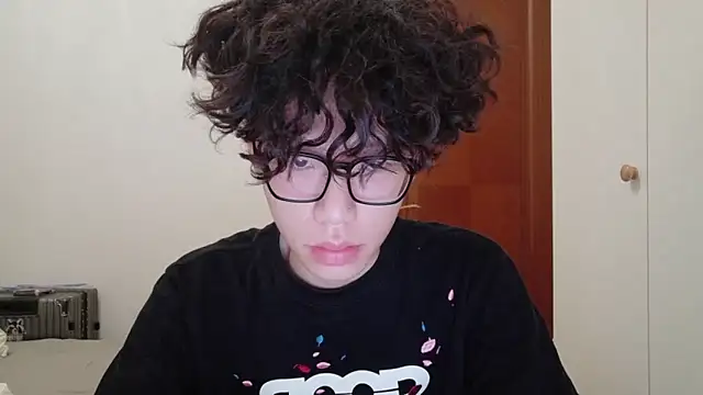 Snapshot of hangzi-0011 chatting on 10/11/25, 10:36 hangzi-0011 online show from 10/11/25, 10:36