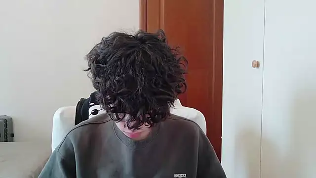 Snapshot of hangzi-0011 chatting on 10/12/25, 08:02 hangzi-0011 online show from 10/12/25, 08:02