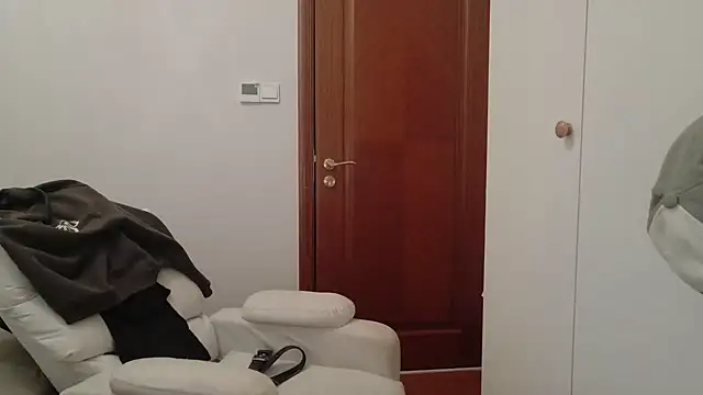 Snapshot of hangzi-0011 chatting on 10/13/25, 10:15 hangzi-0011 online show from 10/13/25, 10:15