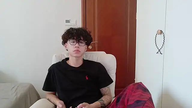 Snapshot of hangzi-0011 chatting on 10/15/25, 07:41 hangzi-0011 online show from 10/15/25, 07:41