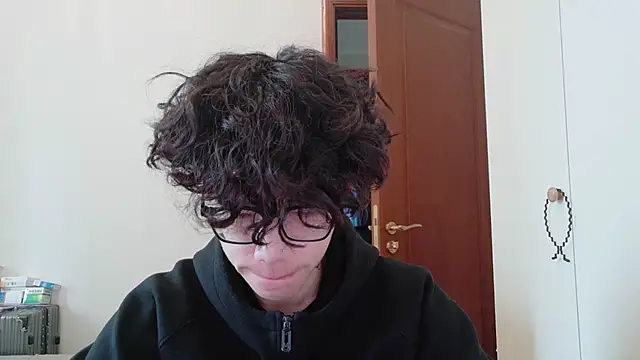 Snapshot of hangzi-0011 chatting on 10/16/25, 01:28 hangzi-0011 online show from 10/16/25, 01:28