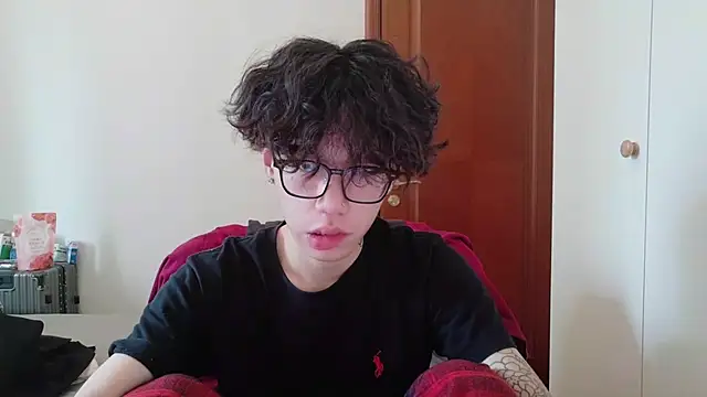 Snapshot of hangzi-0011 chatting on 10/17/25, 05:54 hangzi-0011 online show from 10/17/25, 05:54