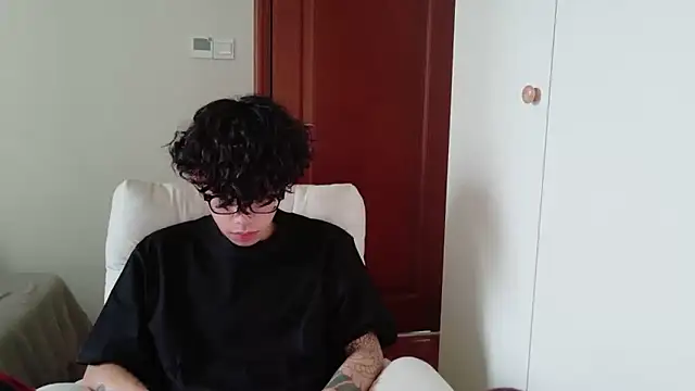 Snapshot of hangzi-0011 chatting on 10/19/25, 06:03 hangzi-0011 online show from 10/19/25, 06:03