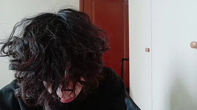 Snapshot of hangzi-0011 chatting on 10/21/25, 03:07 hangzi-0011 online show from 10/21/25, 03:07