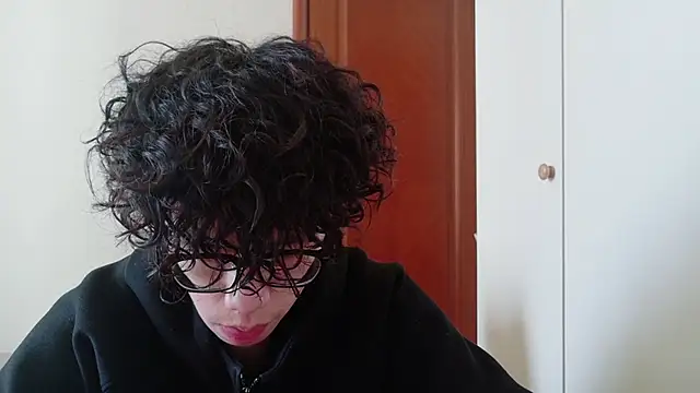 Snapshot of hangzi-0011 chatting on 10/23/25, 04:56 hangzi-0011 online show from 10/23/25, 04:56