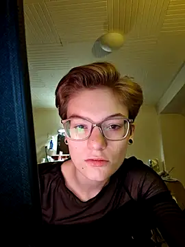 Snapshot of hellgirlzheaven chatting on 10/15/25, 06:19 hellgirlzheaven online show from 10/15/25, 06:19