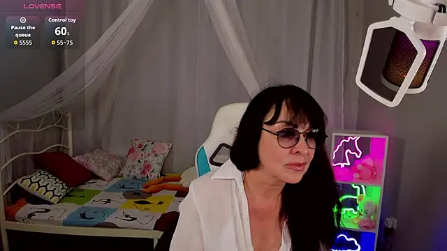 LindaRomero online show from 09/28/25, 03:28