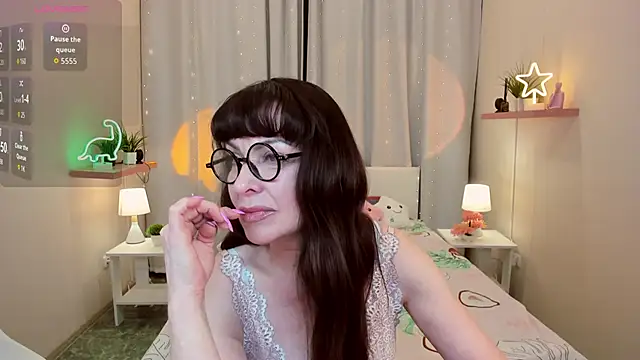 Snapshot of LindaRomero chatting on 11/27/25, 07:43 LindaRomero online show from 11/27/25, 07:43