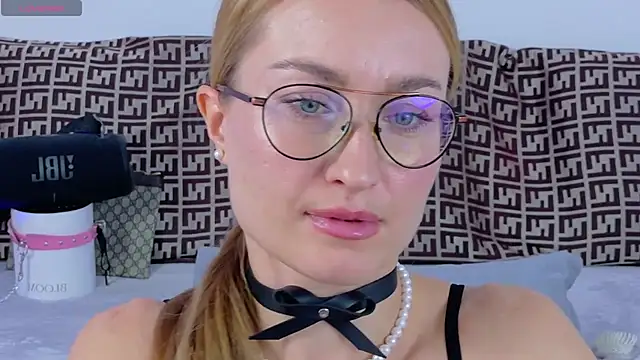 MysticRoxanne online show from 11/23/25, 03:01