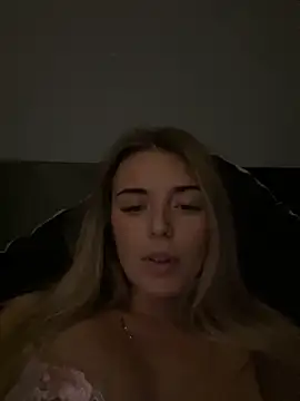 Snapshot of EllieEllxx chatting on 10/04/25, 06:50 EllieEllxx online show from 10/04/25, 06:50