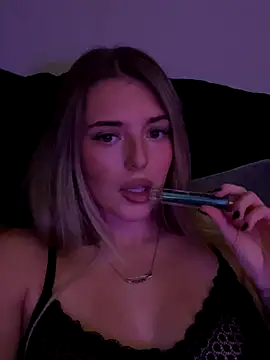 Snapshot of EllieEllxx chatting on 10/12/25, 08:19 EllieEllxx online show from 10/12/25, 08:19