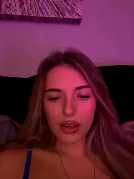 Snapshot of EllieEllxx chatting on 10/18/25, 07:14 EllieEllxx online show from 10/18/25, 07:14