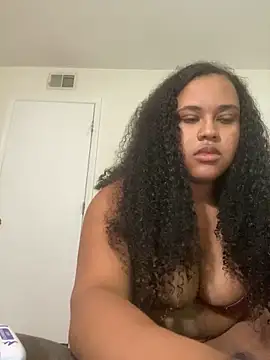 Snapshot of nicolette356 chatting on 12/16/25, 01:43 nicolette356 online show from 12/16/25, 01:43