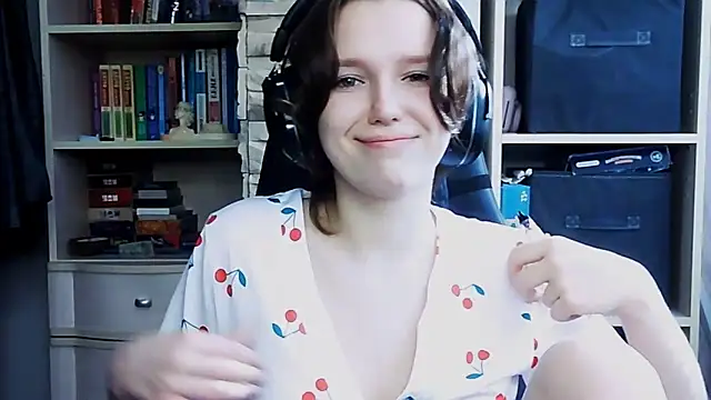 Snapshot of Diana-back chatting on 10/07/25, 06:54 Diana-back online show from 10/07/25, 06:54