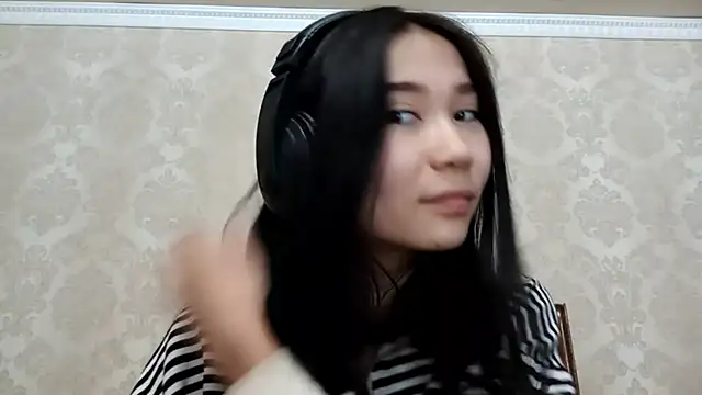 YukiShaapan online show from 10/21/25, 12:17