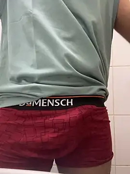 Snapshot of alwynu chatting on 04/01/26, 12:44 alwynu online show from 04/01/26, 12:44