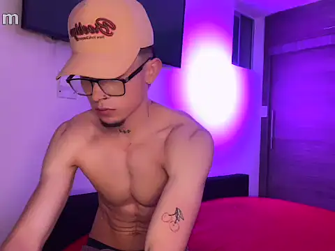 Snapshot of strongManLatino chatting on 02/05/26, 02:27 strongManLatino online show from 02/05/26, 02:27