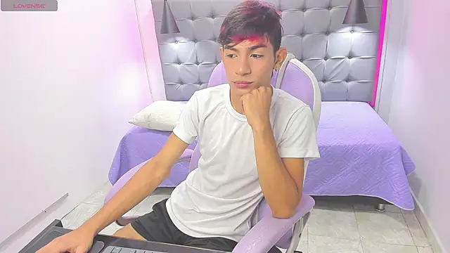 Snapshot of cherub_ chatting on 11/23/25, 12:27 cherub online show from 11/23/25, 12:27