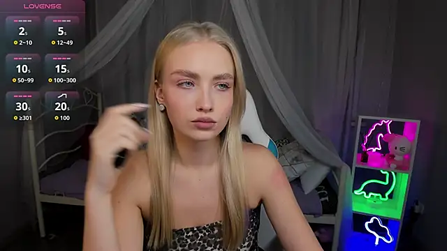 Snapshot of TessaGrays chatting on 11/18/25, 12:20 TessaGrays online show from 11/18/25, 12:20