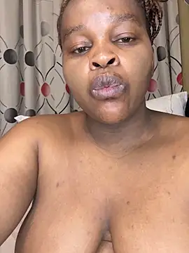 Snapshot of CynnxxxBarb chatting on 12/20/25, 12:18 CynnxxxBarb online show from 12/20/25, 12:18